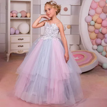 Нова детски дрехи, висящи на каишка, пищни сватбена рокля с дъга фрагменти и цветове за момичета рокля на пода с цветя модел за момчета